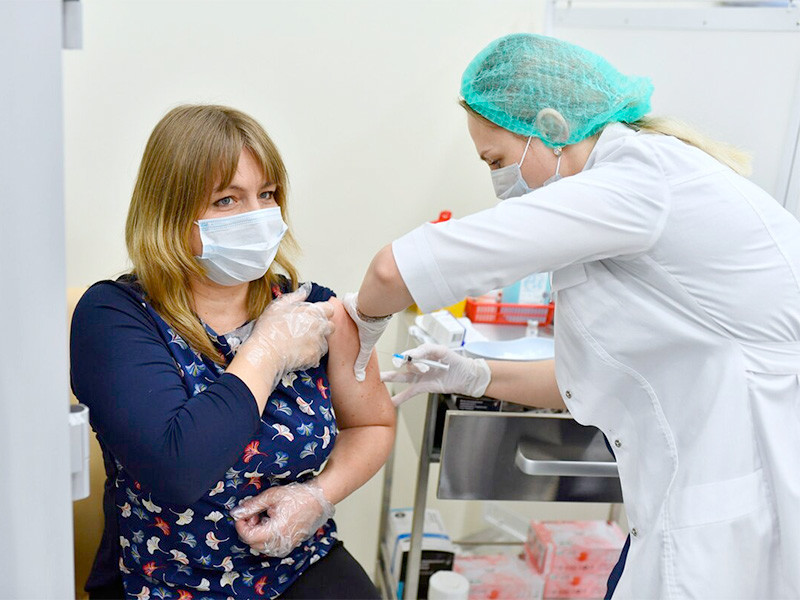 В России 20% опрошенных готовы сделать прививку от коронавируса, если это станет единственным шансом выехать за границу
