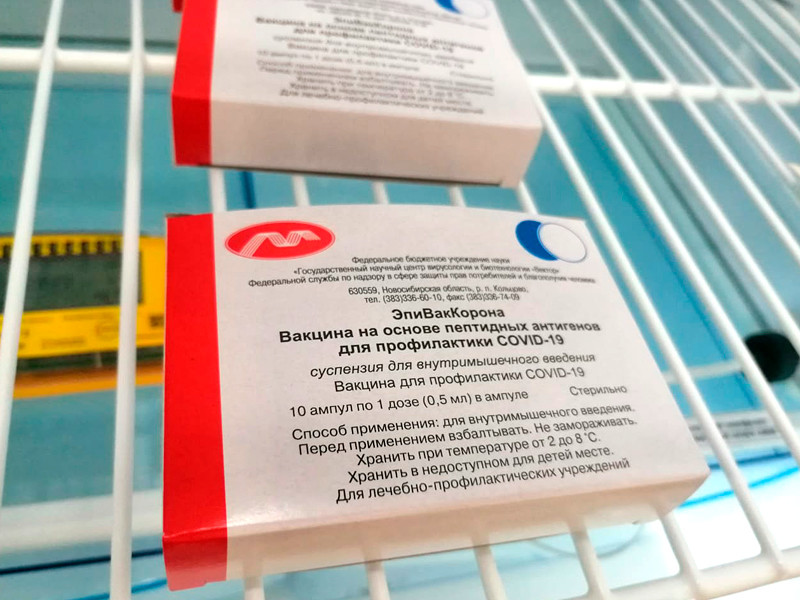 У более чем 95% привитых "ЭпиВакКороной" сотрудников Роспотребнадзора выработалась защита от коронавируса