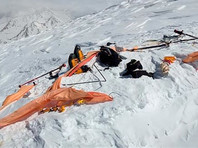 На северном склоне горы Эльбрус обнаружили тела девушки и гида, которых искали с 23 апреля
