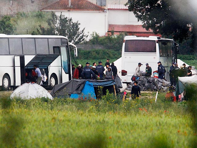 Утром вторника, 24 мая, греческая полиция приступила к эвакуации лагеря беженцев Идомени на границе с Македонией