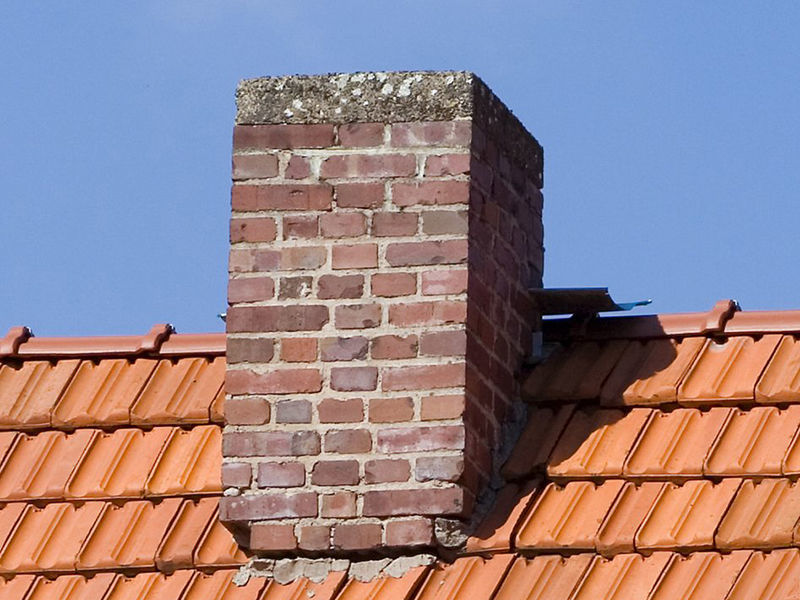 В Дании мужчину, скакавшего по крышам, пришлось вызволять из дымохода с помощью спасателей