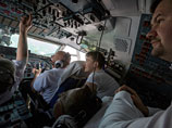 Во время полета Савченко зашла в кабину пилота, чтобы посмотреть, как самолет пересекает границу Украины