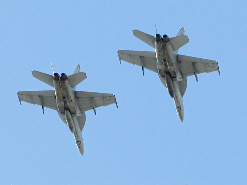 На востоке США в небе над побережьем Северной Каролины столкнулись два истребителя F-18 американских ВВС