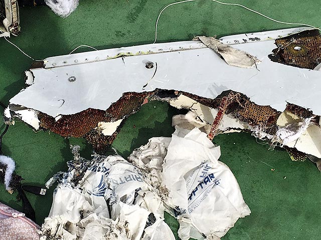 Судебно-медицинская экспертиза останков жертв крушения лайнера EgyptAir в Средиземном море показала, что на борту самолета мог произойти взрыв, сообщает AP. Версия о теракте появилась сразу же после начала поисков воздушного судна