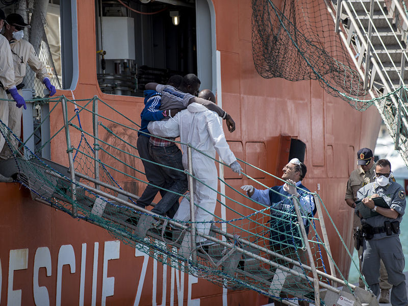Число мигрантов, погибших в трех кораблекрушениях в Сицилийском проливе, отделяющем Ливию от южных итальянских берегов, может достигать 900 человек