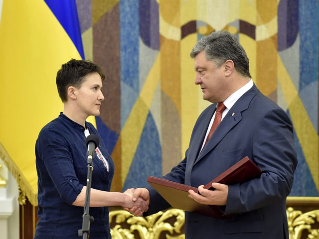 Президент Украины Петр Порошенко пообещал вернуть Крым и Донбасс вслед за возвращением на Украину летчицы Надежды Савченко