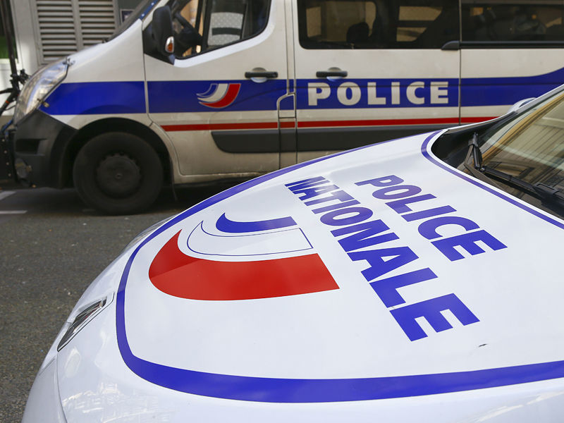 Во французском городе Сен-Жюльен-дю-Пюи в районе Тарн на юге страны в четверг, 26 мая, двое мужчин напали на французского военнослужащего, 30-летнего сержанта восьмого парашютного полка морской пехоты