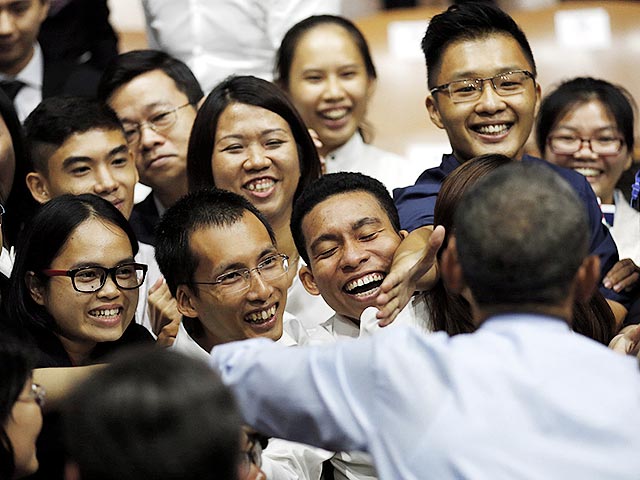 Президент США Барак Обама, завершая свой визит во Вьетнам, встретился с молодыми жителями страны. Перед вылетом в Японию американский лидер собрал сотни вьетнамцев в одном из торговых центров Хошимина и обсудил с ними большой спектр тем