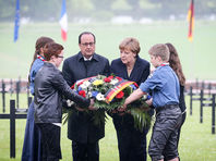 Памятная церемония началась с посещения обоими лидерами немецкого военного кладбища под Верденом