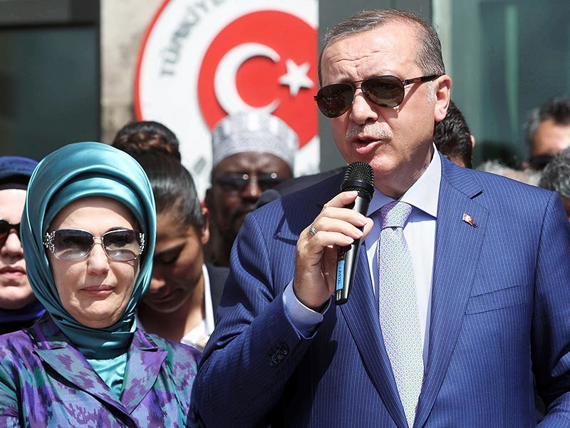 Президент Турции Реджеп Тайип Эрдоган в публичном выступлении назвал неполноценными женщин, отвергающих материнство, и заявил, что работа и карьера не может быть оправданием бездетности
