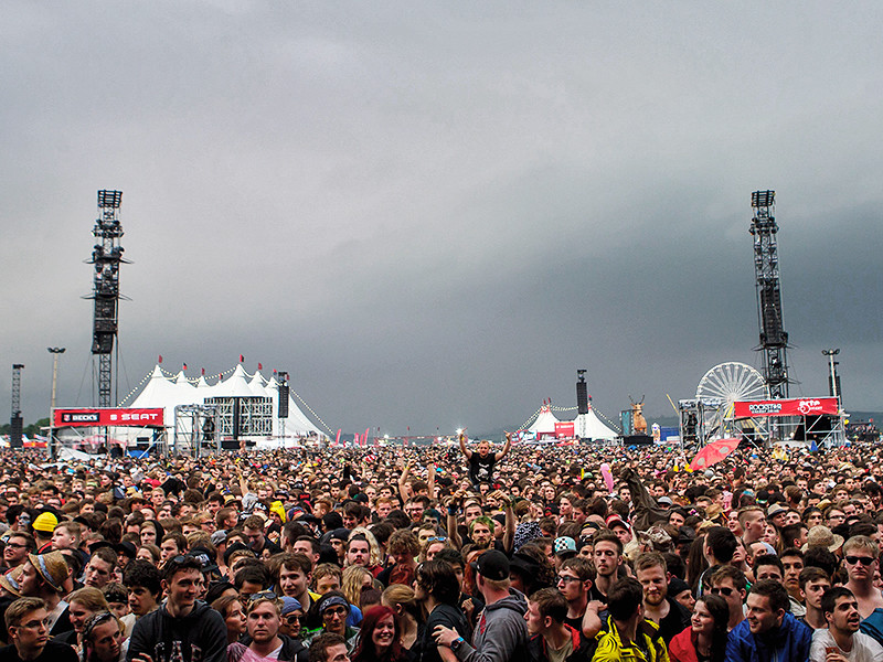 В Германии молния второй год подряд ударила в посетителей рок-фестиваля Rock am Ring. В этот раз пострадали более 40 человек. Фестиваль будет продолжен, сообщили организаторы