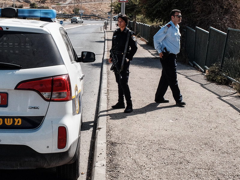 По данным следствия, преступник преодолел забор безопасности, отделяющий Кирьят-Арбу от палестинских территорий, и проник в дом семьи Ариэль. Он запер дверь и напал на 13-летнюю Алель Яффу, спавшую в своей кровати