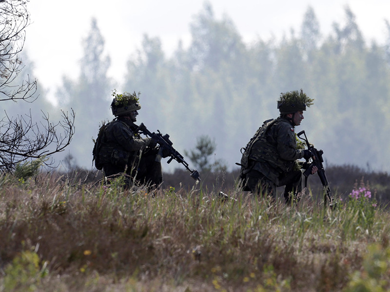 В Эстонии в военном городке Тапа стартовали учения НАТО Saber Strike. В них принимают участие 10 тысяч военнослужащих из 13 стран НАТО и партнеров