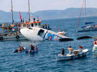 В Эгейском море у берегов турецкого города-курорта Кушадасы на юго-западе страны затопили отслуживший свой срок пассажирский самолет Airbus А-300