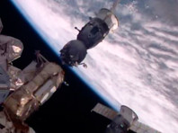 "Союз" с тремя космонавтами начал спуск на Землю