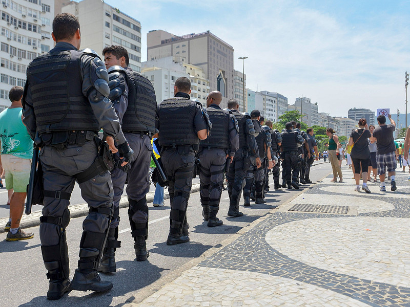 Полиция Рио-де-Жанейро протестует против задержек с выплатой зарплаты, нехватки топлива и туалетной бумаги