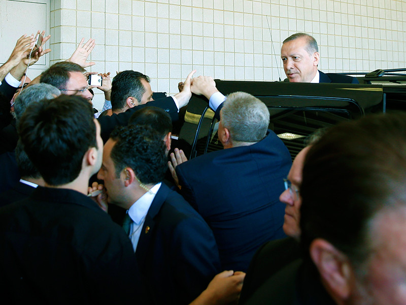 Президент Турции Реджеп Эрдоган уехал с церемонии погребения боксера Мохаммеда Али раньше ее окончания