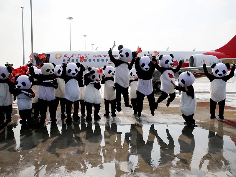 Плюшевые панды проводили в первый коммерческий полет китайского конкурента Boeing