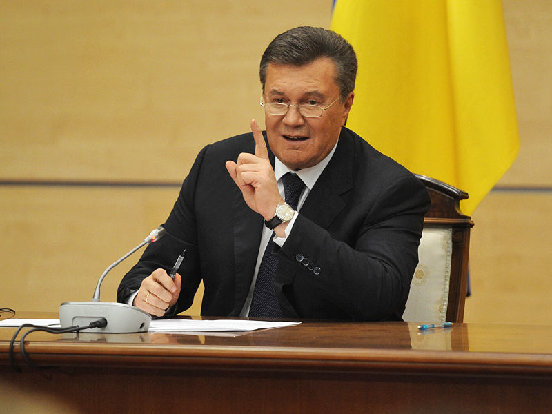 Бывший президент Украины Виктор Янукович, сбежавший в Россию во время событий на Майдане, за четыре года правления выплатил не менее двух миллиардов долларов в качестве взяток, сообщает The Telegraph