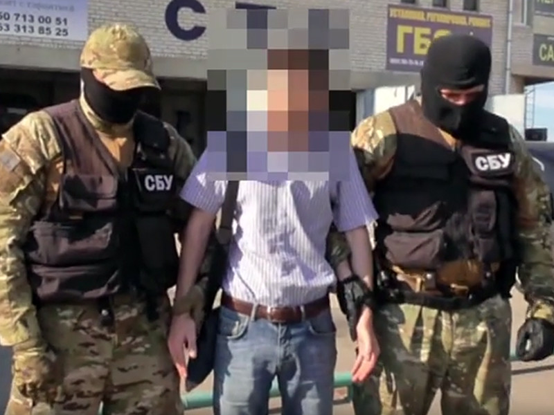 Служба безопасности Украины сообщила о задержании в Харькове российского дипломата, который пытался купить права для себя и еще одного представителя консульской службы