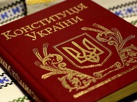 В принятых в первом чтении поправках к Конституции Украины особый статус Донбасса закреплен только в переходных положениях, а закон об особом статусе предусматривает особый порядок управления сроком только на три года