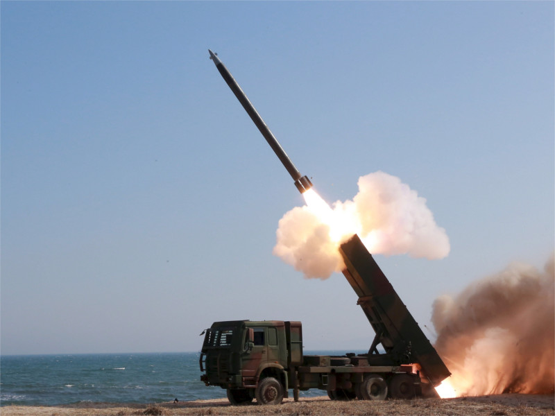 КНДР запустила баллистическую ракету, предположительно - средней дальности