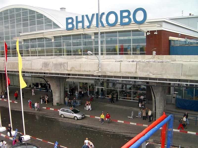 Самолеты должны сесть в аэропорту Внуково, где украинцы поднимутся на борт и вернутся в Киев, отмечает издание со ссылкой на собственные источники