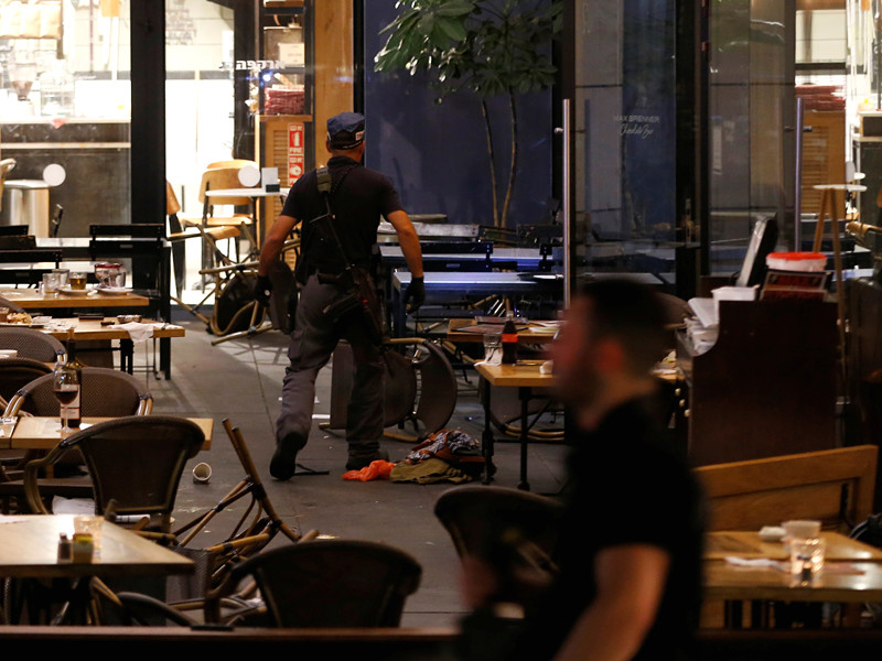 На территории торгово-развлекательного комплекса "Сарона-Маркет", который расположен в центре Тель-Авива, произошла стрельба