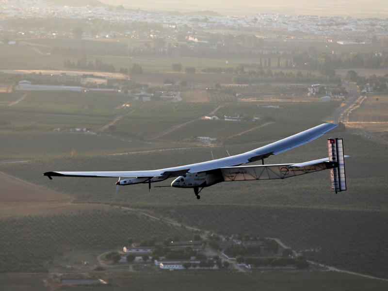 Самолет Solar Impulse 2, летающий на солнечной энергии, пересек Атлантику и приземлился в Испании