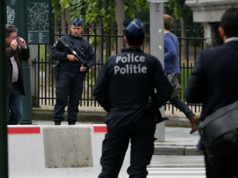 В Бельгии трех человек обвинили в подготовке теракта после ночного рейда полиции