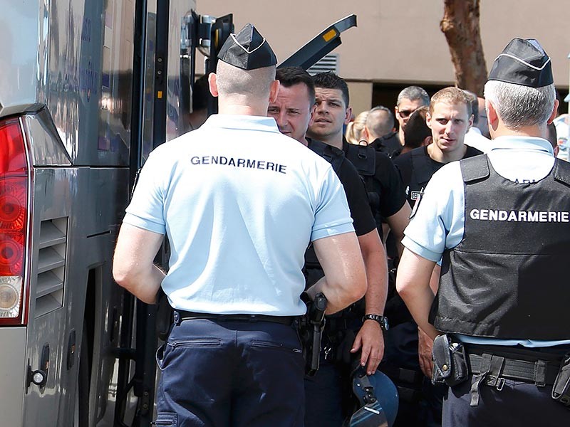 Часть российских футбольных болельщиков, задержанных полицией утром во вторник, 14 июня, на юге Франции для проверки документов и установления их возможной причастности к беспорядкам в Марселе, уже отпущены