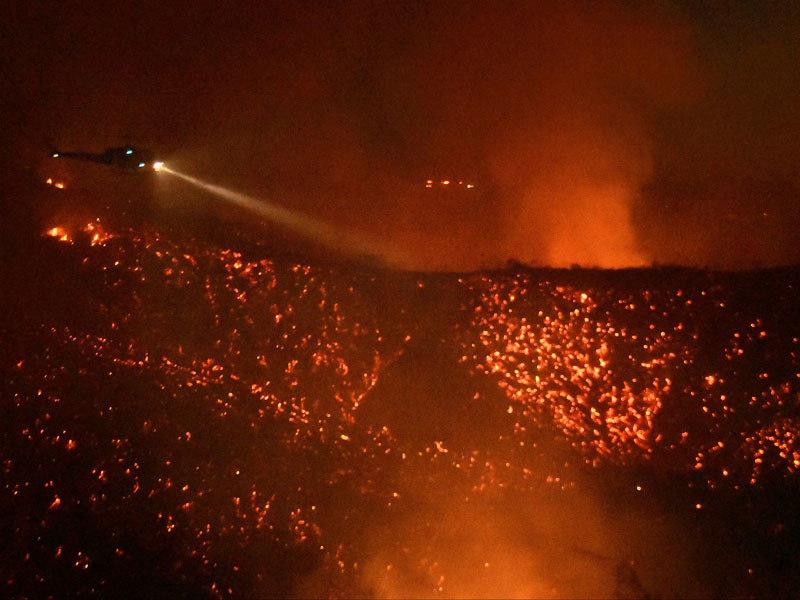 В Калифорнии внезапный лесной пожар угрожает городу, тысячи эвакуированы
