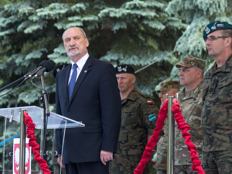 На церемонии открытия учений министр обороны Польши Антоний Мачеревич заявил, что данные учения "носят прежде всего оборонительный характер"