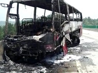 Автобус, в котором находились 56 человек, врезался в ограждение на трассе, после чего загорелся