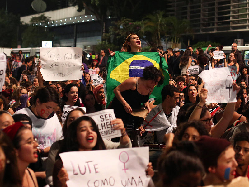Жители Бразилии устроили массовые протесты после группового изнасилования 16-летней девушки