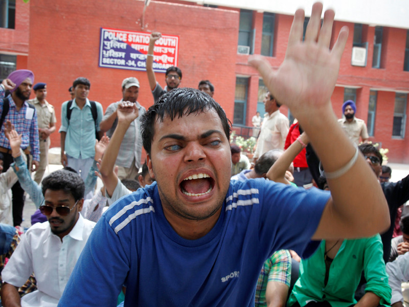 Полицейские индийского города Матхура столкнулись с ожесточенным сопротивлением со стороны последователей секты сквоттеров при попытке выселить их из общественного парка