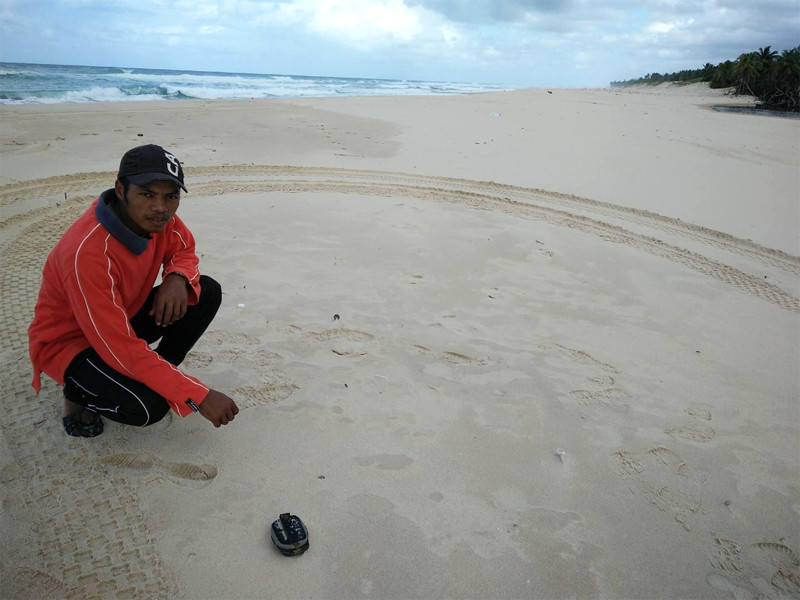 Активисты опубликовали снимки вещей, обнаруженных на побережье Мадагаскара, которые могли принадлежать пассажирам пропавшего в марте 2014 года лайнера авиакомпании Malaysia Airlines