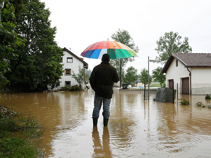 Сильнейшее наводнение в Германии, причиной которого стали дожди, продолжающиеся уже несколько дней, унесло жизни не менее восьми человек