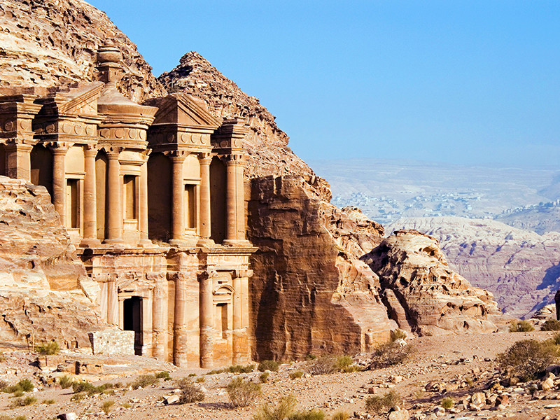 Специалисты Американской школы восточных исследований и провели археологическое исследование в древнем городе Петра, расположенном в Иордании, и обнаружили удивительную вещь: оказывается, на территории города скрывается огромный монумент, не заметный человеческому глазу