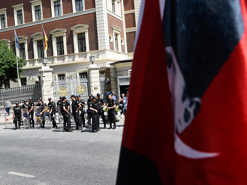 После признания Бундестагом геноцида армян полиция в Стамбуле оцепила немецкое Генконсульство