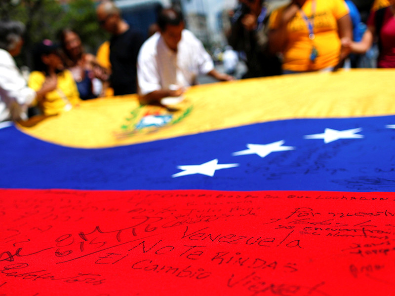 Оппозиция Венесуэлы провела новую акцию протеста с требованием проведения референдума по отставке президента страны Николаса Мадуро