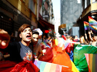Около 50 активистов ЛГБТ-сообщества собрались 19 июня на площади Таксим в Стамбуле