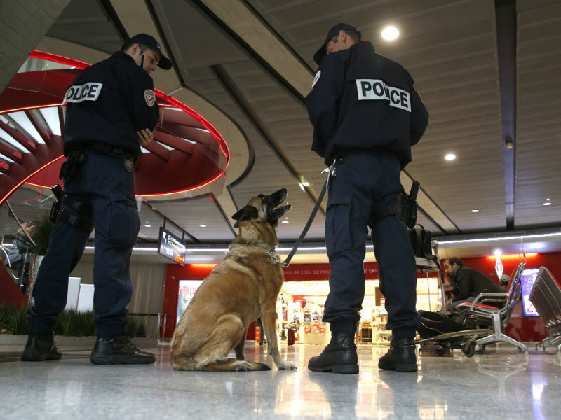 Почти два десятка пассажиров в аэропорту Парижа попали на самолет без досмотра