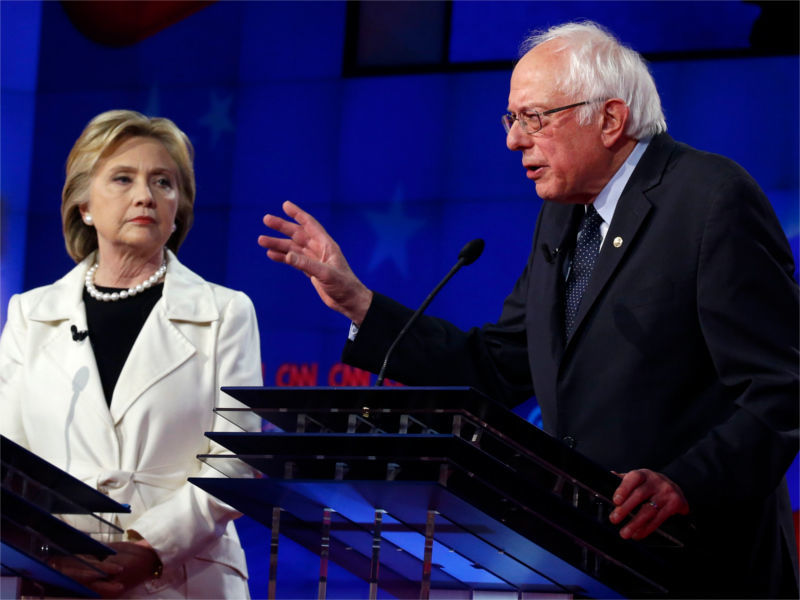 Хиллари Клинтон и Берни Сандерс во время предвыборных дебатов