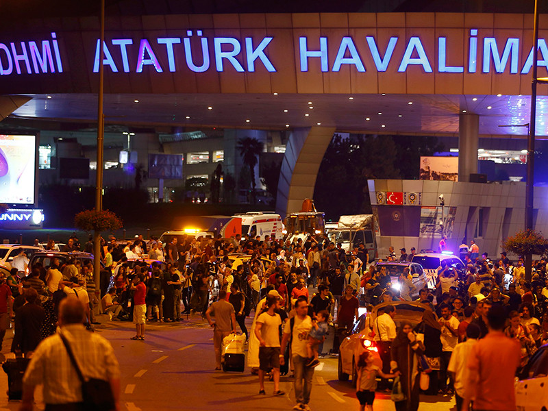 Россияне, оказавшиеся в аэропорту Стамбула во время теракта, не могут связаться с консульством РФ в Турции