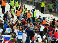 При досмотре у россиян обнаружили билеты на матч чемпионата Европы Россия - Англия, проходивший в Марселе 11 июня, когда произошли массовые беспорядки