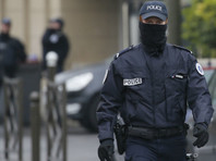 СМИ: неизвестный зарезал полицейского под Парижем и взял заложников в его доме