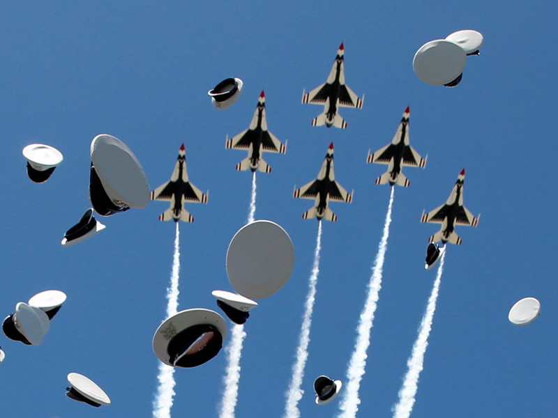 В США потерпел крушение истребитель пилотажной группы Thunderbirds во время выпускной церемонии, проходившей на авиабазе ВВС в штате Колорадо к югу от аэропорта Колорадо-Спрингс