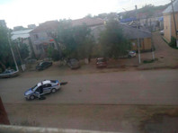 Казахстанский областной центр Актобе в воскресенье стал ареной вооруженного противостояния между ограбившими оружейные магазины преступниками и силовиками