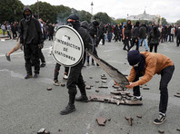 По данным France24, несколько сотен демонстрантов кидали в полицейских камни, петарды и бутылки